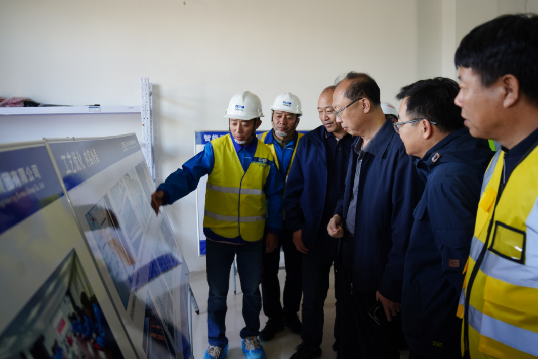 乌鲁木齐局集团领导调研哈密东站扩能改造工程